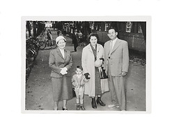 Fotografi av familjen Kertesz efter ankomsten till Stockholm